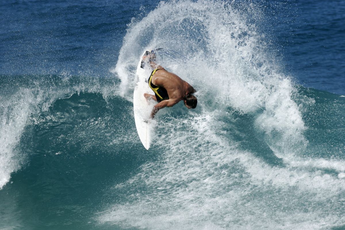 Surfista haciendo una maniobra en una ola en el mar de Itacaré